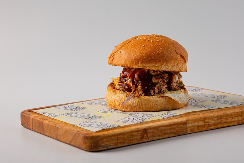 Бургер с рваной курицей